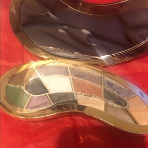 Luxurious Eyeshadow Palette with Gold and Silver Hues